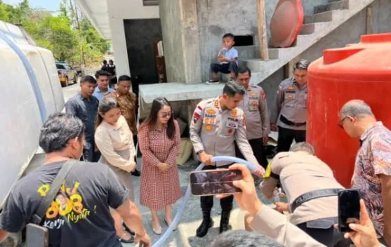 POLSEK SEKAYU SALURKAN 7.000 LITER AIR BERSIH UNTUK 100 KK DI LUMPATAN II, WUJUD POLRI UNTUK MASYARAKAT