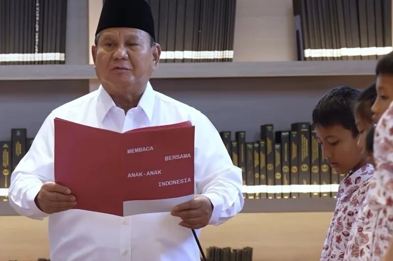 DI PERPUSTAKAAN, PRABOWO BACA SUMPAH PEMUDA BERSAMA ANAK SD: DARI MAP MERAH HINGGA KEPALAN TANGAN
