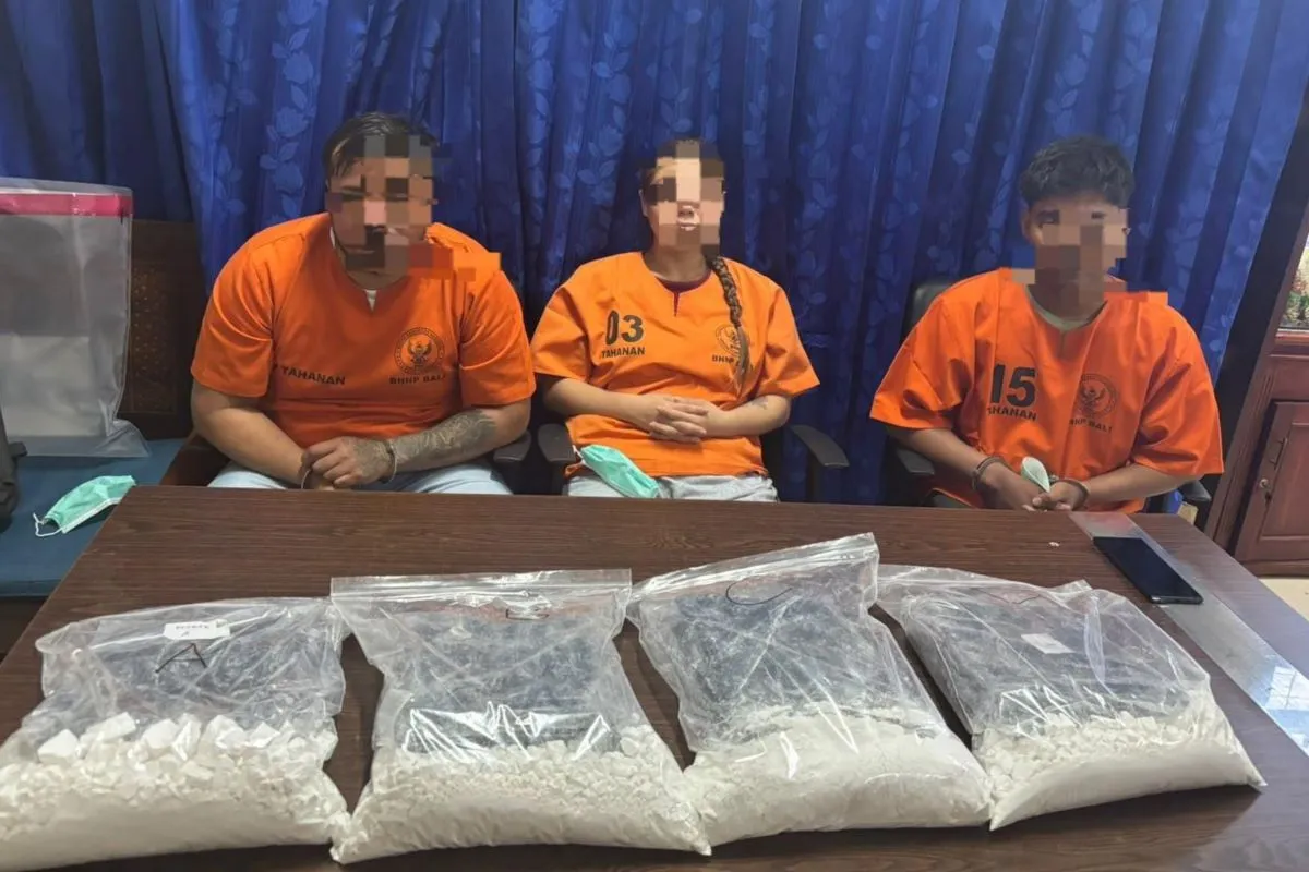 BNNP BURU PENGENDALI JARINGAN KOKAIN 4,59 KG YANG DISELUNDUPKAN DARI CHILE LEWAT BALI