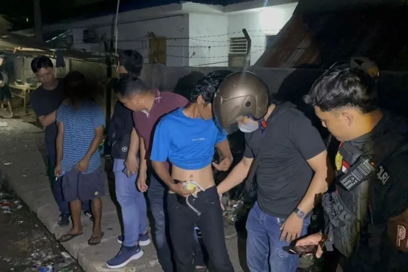 EMPAT NELAYAN DI TPI LAMPULO BANDA ACEH DITANGKAP TERKAIT NARKOBA