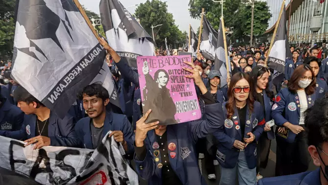DIBLOKADE KE ISTANA, MAHASISWA TRISAKTI GESER AKSI KE MEDAN MERDEKA SELATAN: TUNTUT PEMERINTAH BERTANGGUNG JAWAB ATAS KARHUTLA