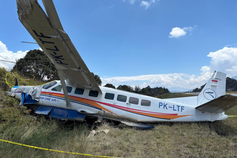 PESAWAT ASIAN ONE AIR TERGELINCIR DI BANDARA BILORAI INTAN JAYA, DUA ANGGOTA TNI TERLUKA