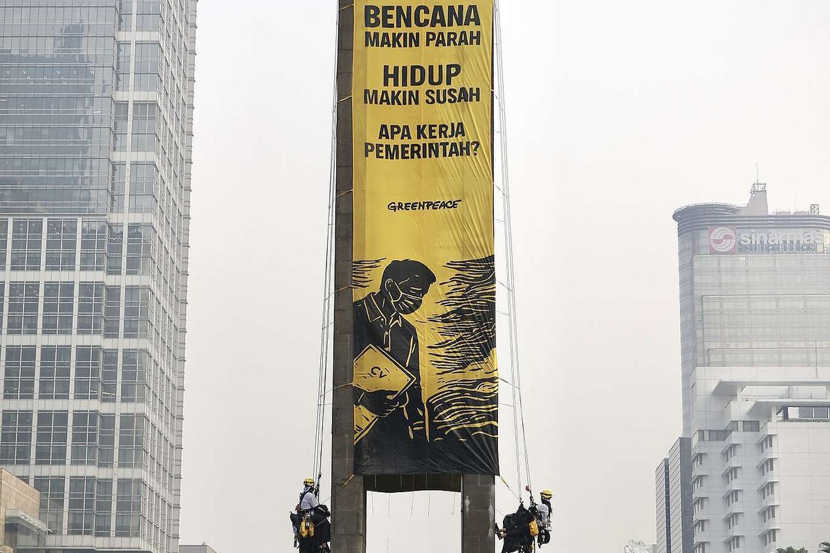 5 DARI 11 AKTIVIS GREENPEACE PEMBENTANG SPANDUK DI BUNDARAN HI DIBEBASKAN, 6 MASIH DI POLDA METRO JAYA