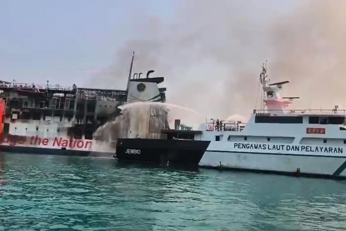 KEBAKARAN KMP BATUMANDI 100 PERSEN PADAM, KEMENHUB KERAHKAN KN TRISULA UNTUK PENDINGINAN