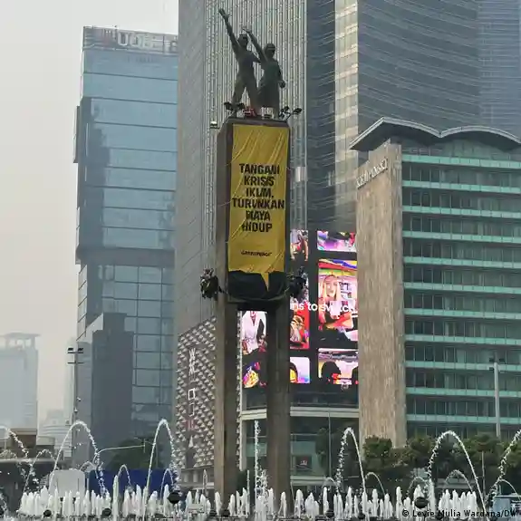 BENTANGKAN SPANDUK KUNING DI PATUNG SELAMAT DATANG, AKTIVIS GREENPEACE TUNTUT PEMERINTAH TANGANI KRISIS IKLIM