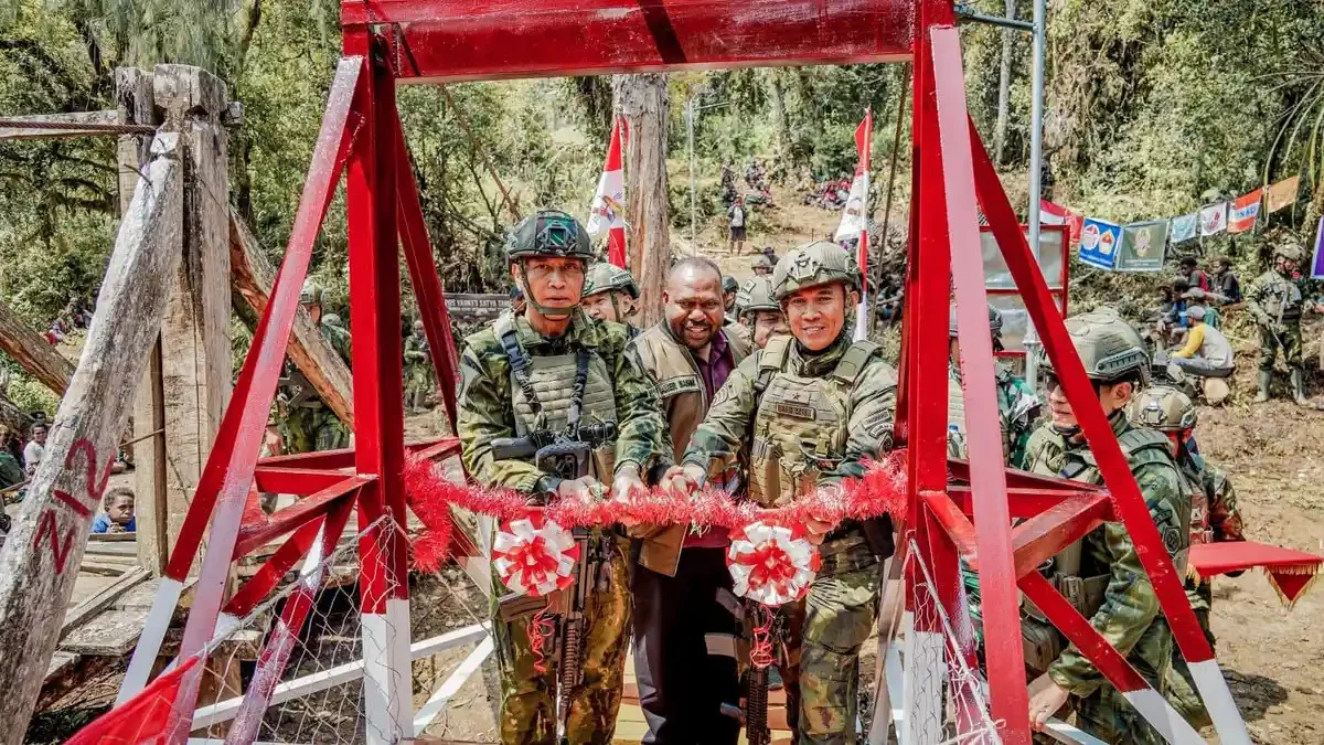 BUKA KETERISOLASIAN PEDALAMAN INTAN JAYA, TNI BERSAMA VERTICAL RESCUE DAN MASYARAKAT RESMIKAN JEMBATAN MERAH PUTIH UGIMBA