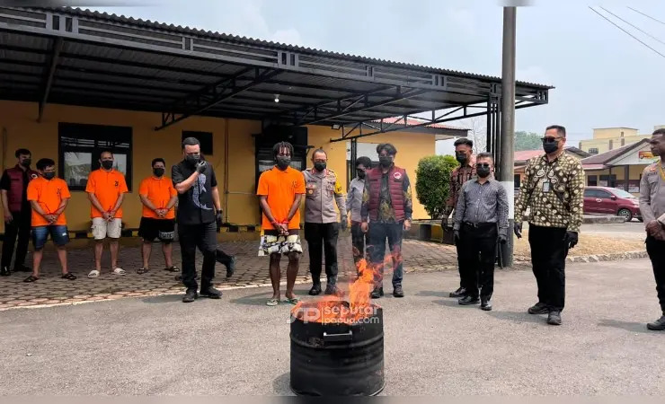 DUKUNG PROGRAM 100 HARI KAPOLRI, POLRES MIMIKA MUSNAHKAN NARKOBA SENILAI RP500 JUTA LEBIH DAN SELAMATKAN 1.700 JIWA ANAK BANGSA
