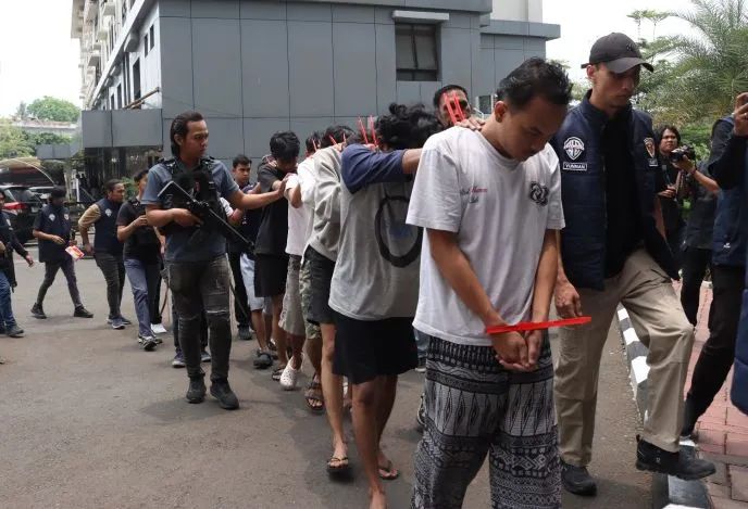 TAWURAN MAUT DI KEBON JERUK: 19 DITANGKAP, 4 PELAKU UTAMA, 1 PENYIRAM AIR KERAS BURON