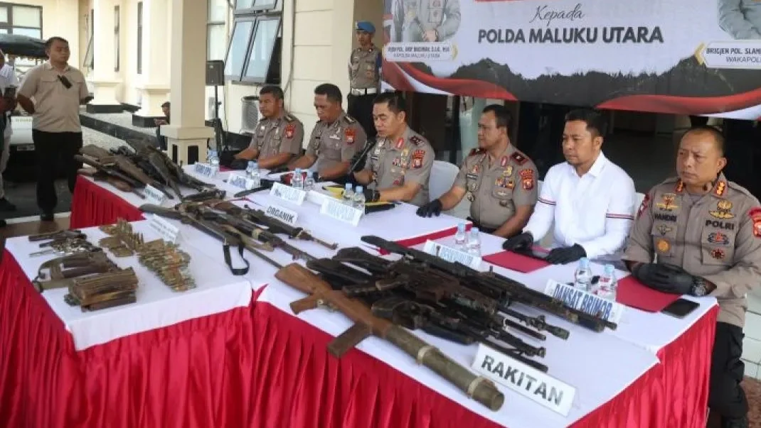 KESADARAN WARGA MENINGKAT 32 PUCUK SENJATA API ILEGAL DISERAHKAN SUKARELA KE POLDA MALUKU UTARA