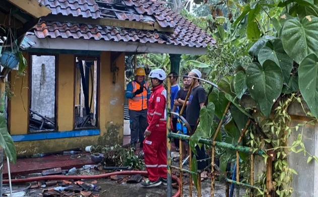 SAKIT HATI ORANG TUA LEBIH ROYAL KE ORANG LAIN PEREMPUAN 23 TAHUN DI CIANJUR BAKAR DUA RUMAH