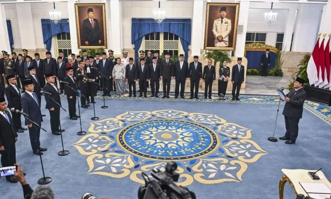 RESHUFFLE JILID 7 KABINET MERAH PUTIH PRABOWO LANTIK 18 PEJABAT BARU DAN COPOT KAPOLRI LISTYO SIGIT