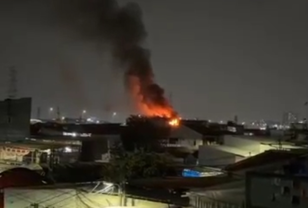 RUMAH DI CIPINANG MUARA JATINEGARA DILALAP SI JAGO MERAH, 55 PERSONEL DAMKAR DIKERAHKAN