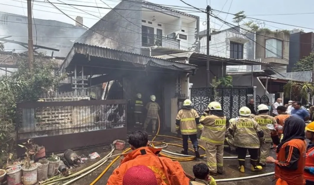 50 PERSONEL DAMKAR BERJIBAKU PADAMKAN KEBAKARAN RUMAH DI KAYU PUTIH PULOGADUNG