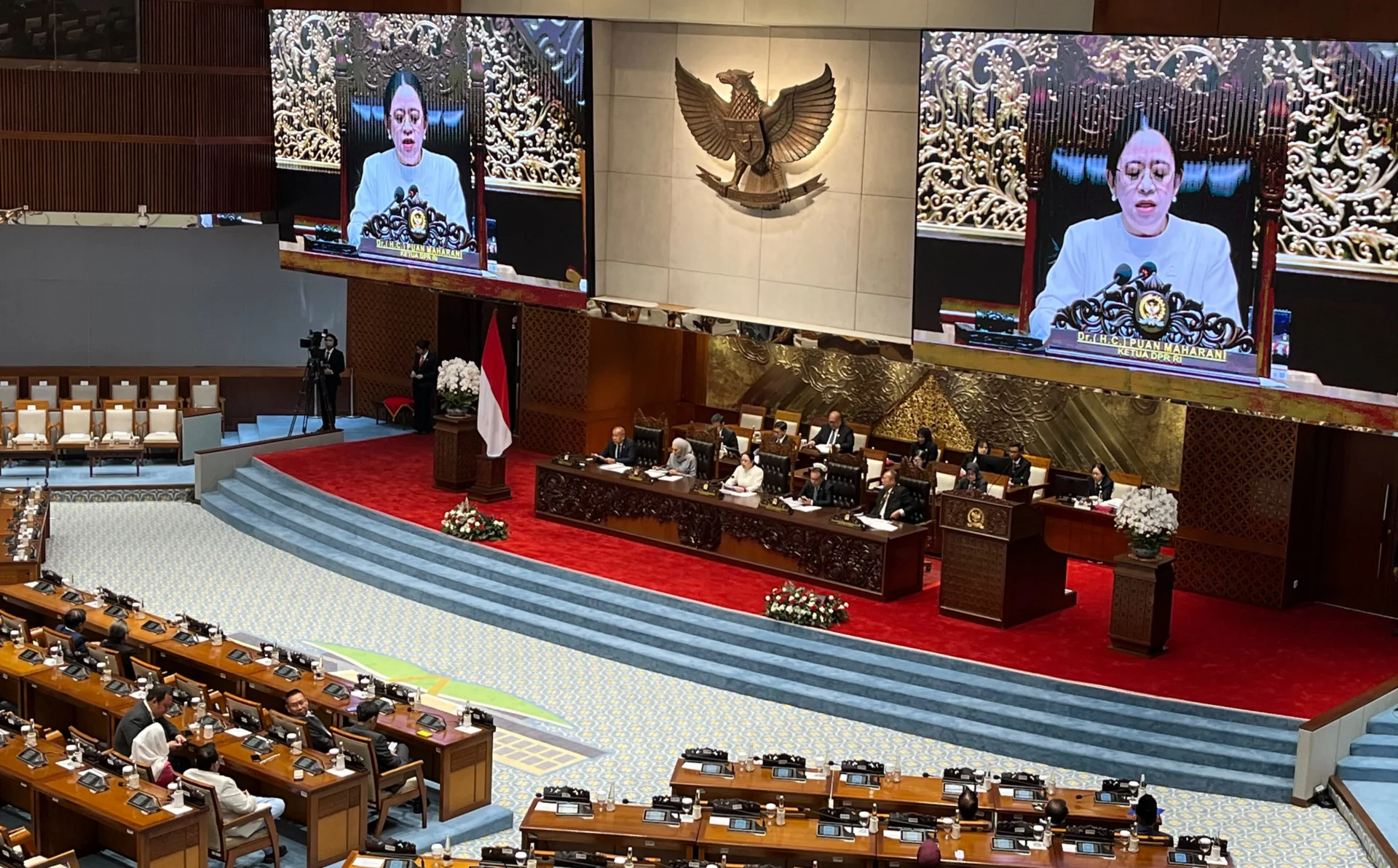 KEJAR BATAS WAKTU MK, DPR SAHKAN RUU PELINDUNGAN KETENAGAKERJAAN JADI UNDANG-UNDANG