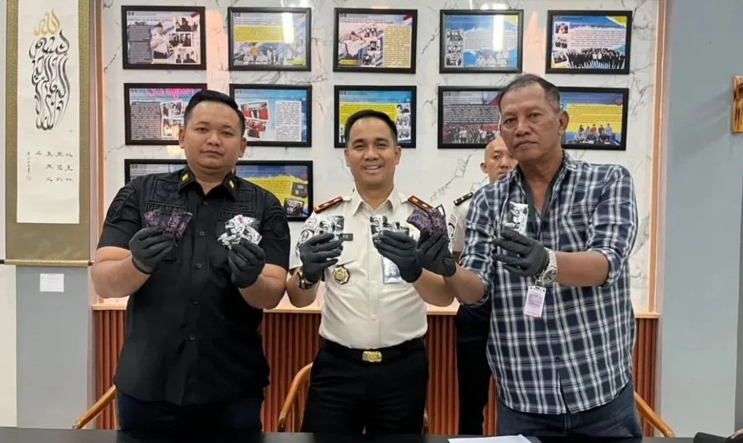 RUTAN SALEMBA GAGALKAN PENYELUNDUPAN 65 CARTRIDGE DIDUGA ETOMIDATE, PENGUNJUNG PAKAI BAJU BERLAPIS