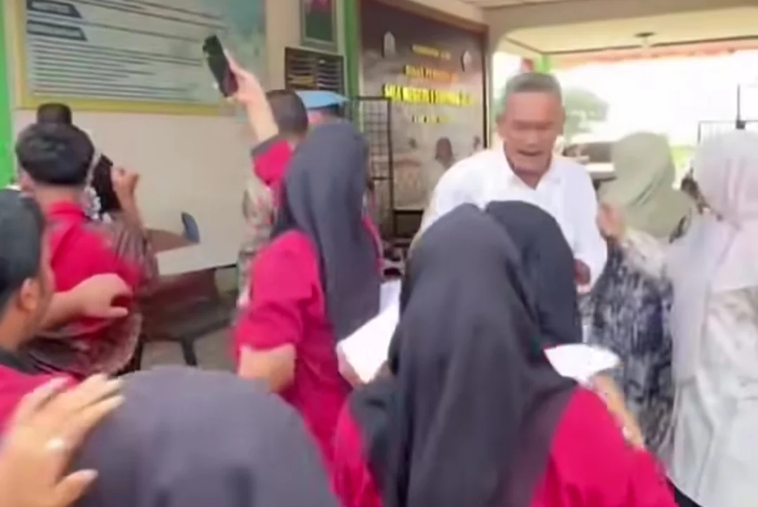 GERAM POHON 15 TAHUN DITEBANG KARENA “TIDAK ENAK DIPANDANG”, SISWA SMAN 1 SIMPANG ULIM DEMO DAN MOGOK BELAJAR