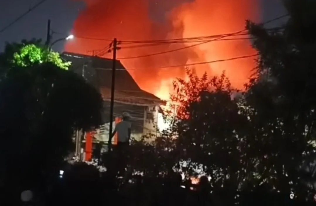 KEBAKARAN LAHAP PERMUKIMAN DI MENTENG JAYA, 31 UNIT DAMKAR DIKERAHKAN, AKSES SEMPIT HAMBAT PEMADAMAN