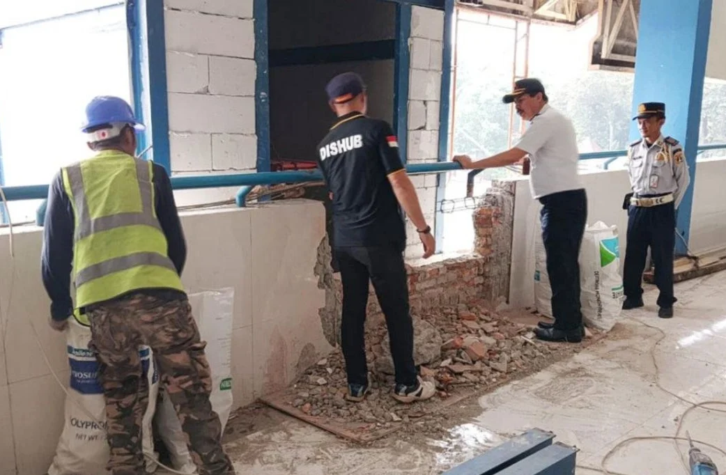 SIAP HADAPI NATARU, TERMINAL KAMPUNG RAMBUTAN BANGUN LIFT KAPASITAS 1 TON