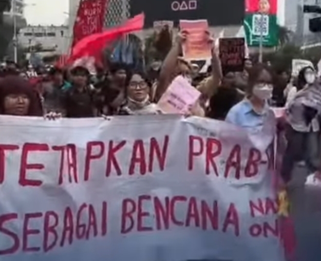 DARI KALIMANTAN KE JAKARTA: 6 MAHASISWA BAWA ASAP 4 BULAN DAN 100.000 KORBAN ISPA, TUNTUT STATUS BENCANA NASIONAL
