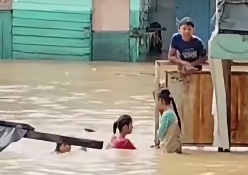 SUNGAI DELI MELUAP, KAMPUNG AUR MEDAN TERENDAM 3 METER: WARGA BERENANG DAN MENGUNGSI KE ATAP