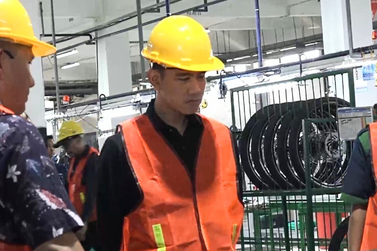 GIBRAN DORONG LINK AND MATCH VOKASI-INDUSTRI USAI TINJAU PABRIK POLYGON BIKES SIDOARJO