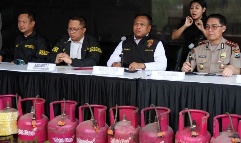BARESKRIM SITA 1.820 TABUNG DAN TETAPKAN 2 TERSANGKA PENGOPLOS LPG SUBSIDI DI SIDOARJO