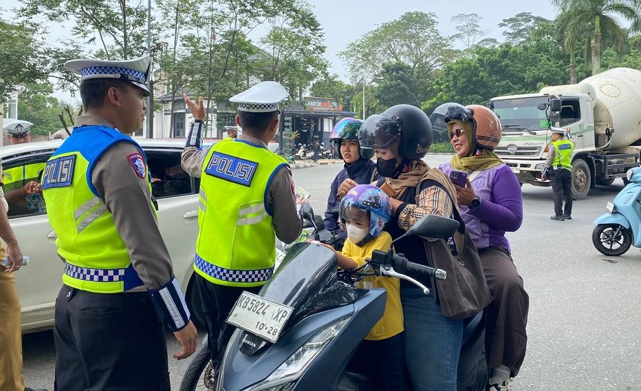 OPERASI PATUH KAPUAS: 3 HARI, 32 PEMOTOR DITILANG DI SINGKAWANG, HELM JADI PELANGGARAN TERBANYAK