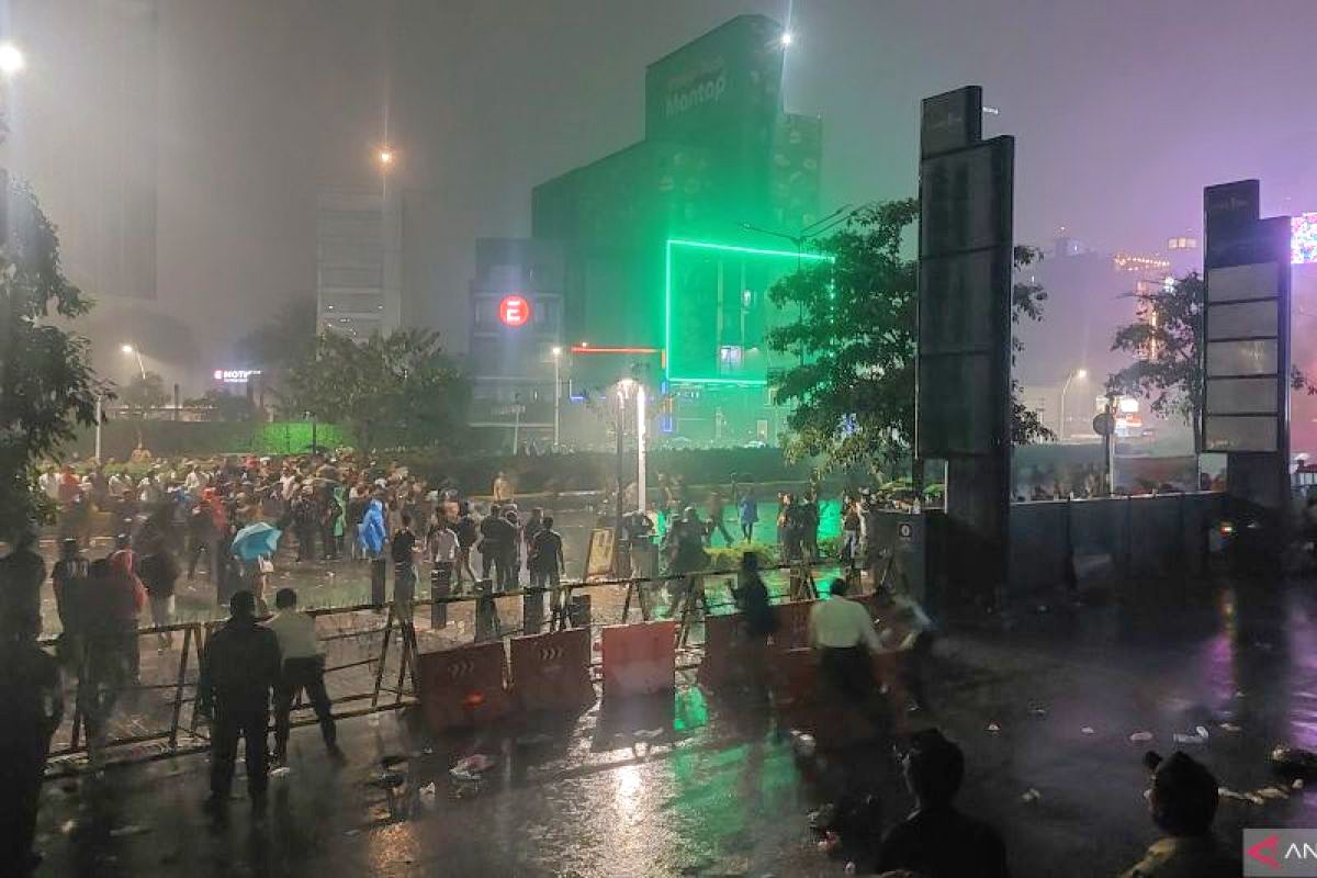 DIGUYUR HUJAN, MASSA BEM UI #INDONESIASADAR BUBARKAN DIRI DARI DUKUH ATAS
