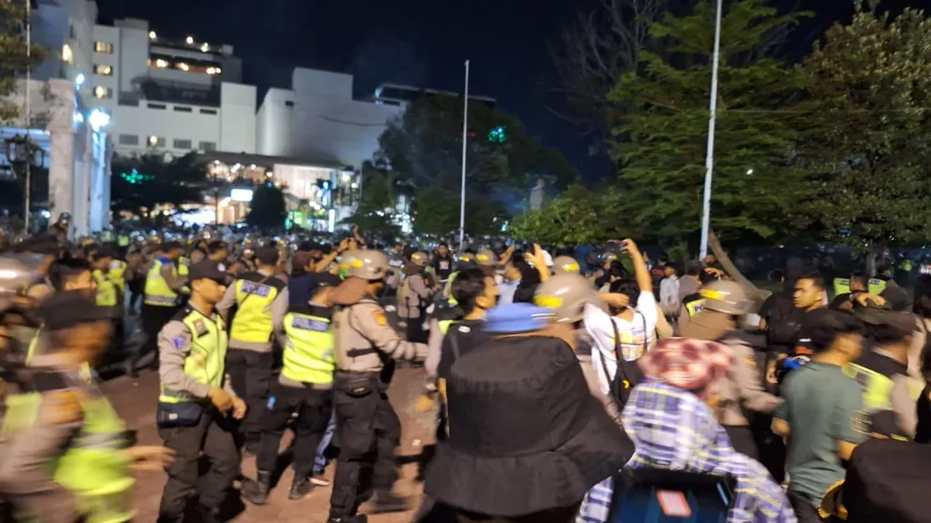 DARI TITIK NOL KE DPRD DIY: RIBUAN MASSA DOBRAK GERBANG DEWAN, PETASAN DAN BATU HUJANI MALIOBORO