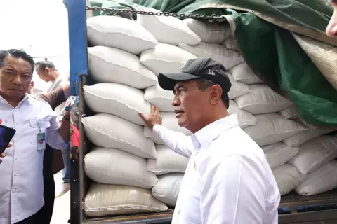 BERAS JATAH ORANG MISKIN DIOPLOS JADI PREMIUM, MENTAN AMRAN: PEGAWAI BULOG DIPECAT