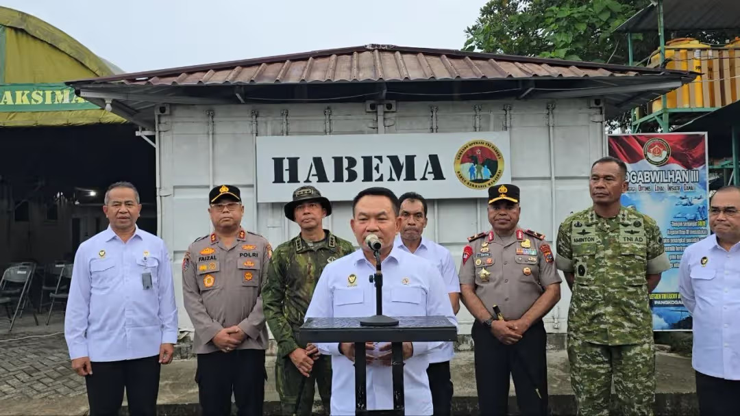 KUNKER DI MIMIKA, MENKO POLKAM PASTIKAN PEMBANGUNAN PAPUA MENYASAR SELURUH LAPISAN MASYARAKAT DAN DORONG PENDEKATAN HUMANIS TNI-POLRI