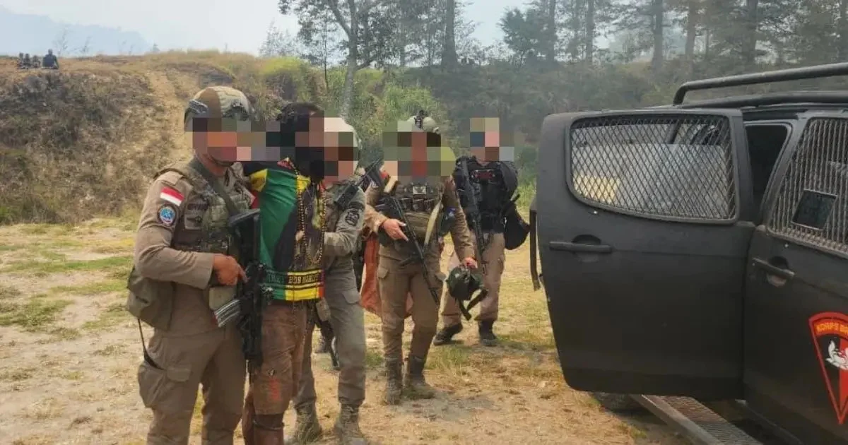 PENEGAKAN HUKUM TERUKUR DI PUNCAK, SATGAS DAMAI CARTENZ TANGKAP DPO ANGGOTA KKB PELAKU PEMBAKARAN CAMP PT UNGGUL