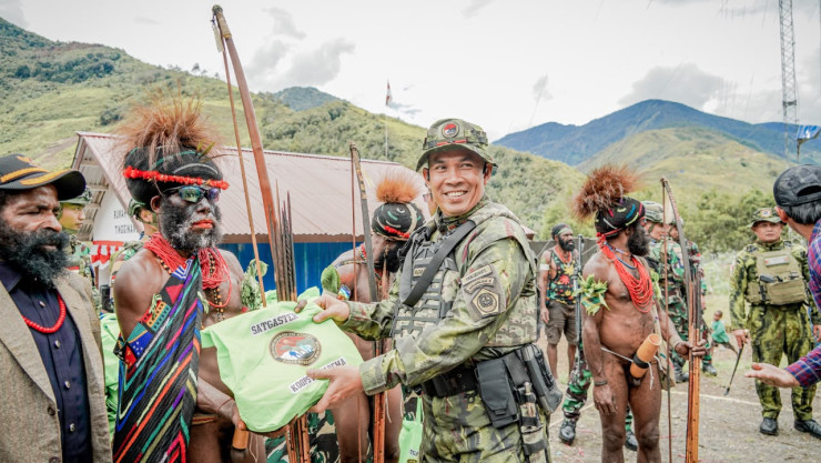 PERERAT HARMONI SOSIAL DAN DUKUNG PENDIDIKAN ANAK, PANGKOOPS TNI HABEMA GELAR SILATURAHMI KEBANGSAAN DI TINGGINAMBUT PUNCAK JAYA