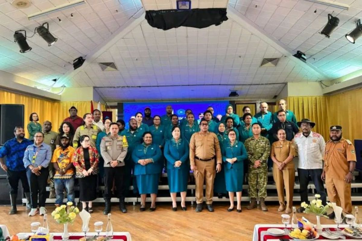 PERKUAT PEMBERDAYAAN KELUARGA DI WILAYAH PEGUNUNGAN, TP-PKK MIMIKA LANTIK PENGURUS DISTRIK TEMBAGAPURA DAN SALURKAN BANTUAN PANGAN SERTA KESEHATAN