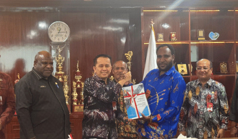 PERKUAT TATA KELOLA KEUANGAN DAN SINERGI LINTAS LEMBAGA, PEMPROV PAPUA PEGUNUNGAN SERAHKAN DOKUMEN EVALUASI PERUBAHAN APBD 2026 KE KEMENDAGRI