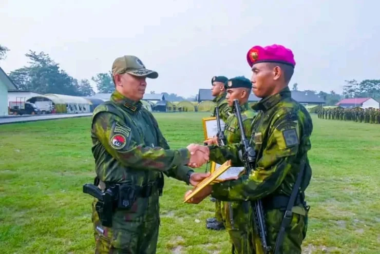 SUKSES JAGA KONDUSIVITAS PERBATASAN PAPUA, SATGAS PAMTAS MOBILE YONIF 5 MARINIR TERIMA PENGHARGAAN PANGKOOPS TNI HABEMA