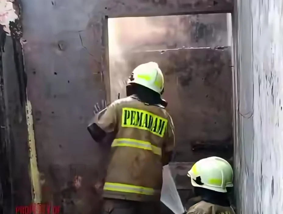 RUMAH TERKUNCI DI CAKUNG TERBAKAR, SATU BALITA TEWAS, SATU LUKA BAKAR