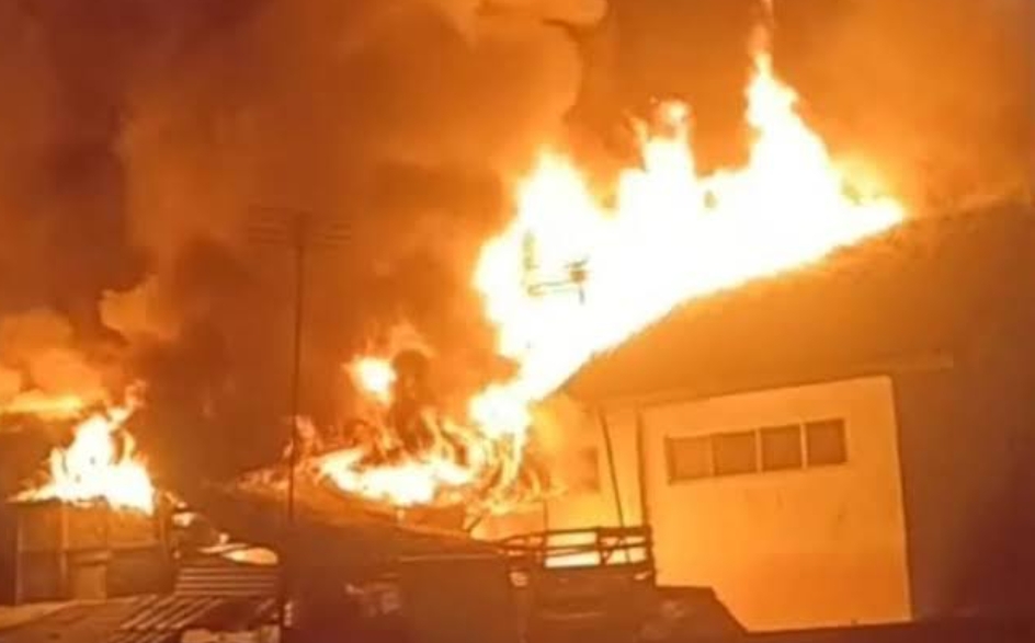 KEBAKARAN HANGUSKAN SDN PASIR ANGIN 1 DAN SATU RUMAH WARGA DI MEGAMENDUNG BOGOR