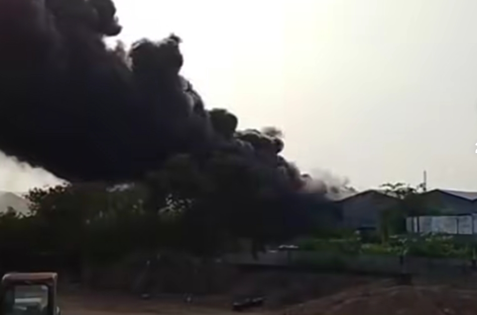GUDANG BAHAN KIMIA DI ROYAL TECHNO PARK CIREBON TERBAKAR, LEDAKAN THINNER GUNCANG LOKASI
