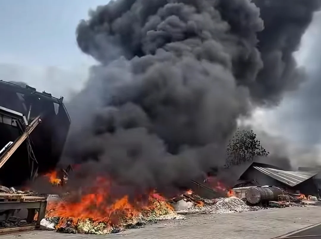 KEBAKARAN HEBAT LALAP PABRIK PLASTIK DI CIKUPA TANGERANG, ASAP TERLIHAT 5 KILOMETER