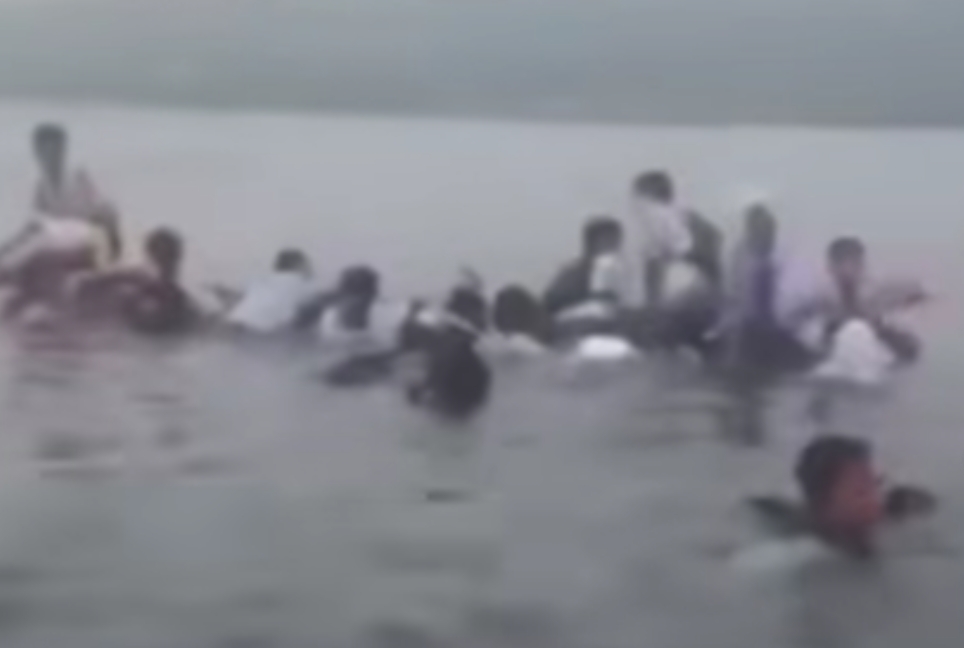 SAMPAN ANGKUT 37 SISWA SMA TERBALIK DI SELAT SIKAKAP, SEMUA SELAMAT DIEVAKUASI NELAYAN