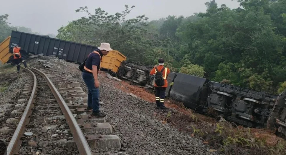 DUA KERETA BABARANJANG TABRAKAN DI STASIUN TALANG BARU OKU, BELASAN GERBONG ANJLOK DAN TERGULING
