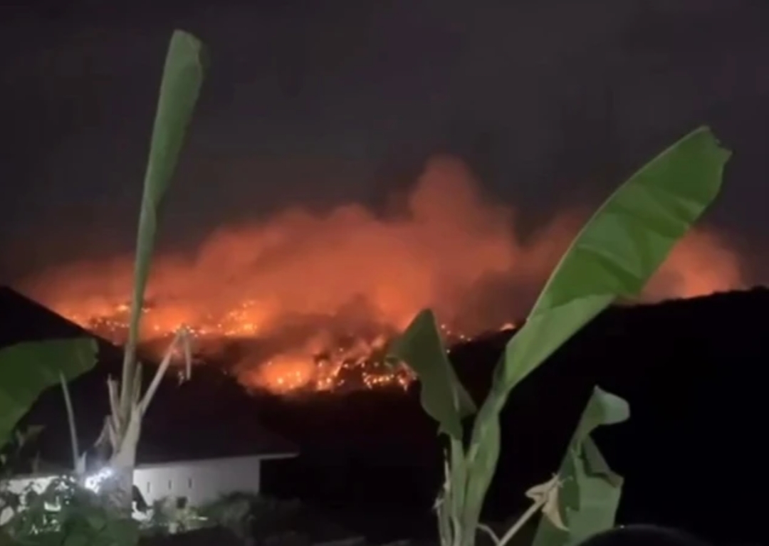 KEBAKARAN TPA SUPIT URANG MALANG DIDUGA DIPICU WARGA BAKAR SAMPAH, GAS METAN JADI ANCAMAN