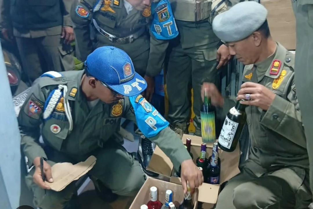WARGA RESAH, SATPOL PP JAKUT SITA 197 BOTOL MIRAS ILEGAL DI CILINCING