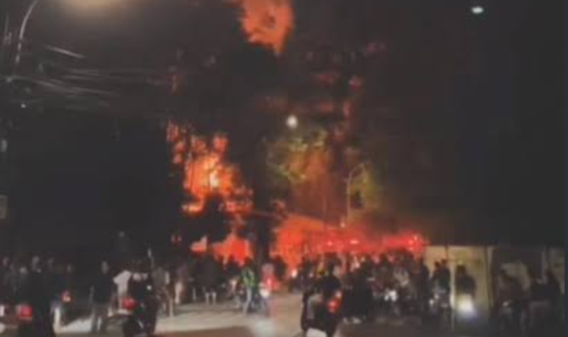 KEBAKARAN BENGKEL DI CIRACAS, 70 PETUGAS DAN 14 UNIT DAMKAR DIKERAHKAN