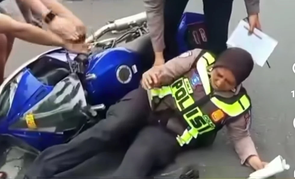 NEKAT TEROBOS RAZIA OPERASI PATUH SEMERU, PELAJAR TABRAK POLWAN HINGGA TERSUNGKUR DI LUMAJANG