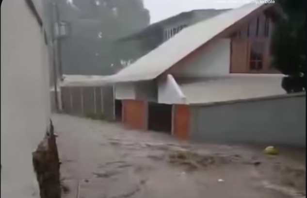 BANJIR TERJANG PACET CIANJUR: 1 RUMAH ROBOH, PASUTRI TERTIMPA MATERIAL