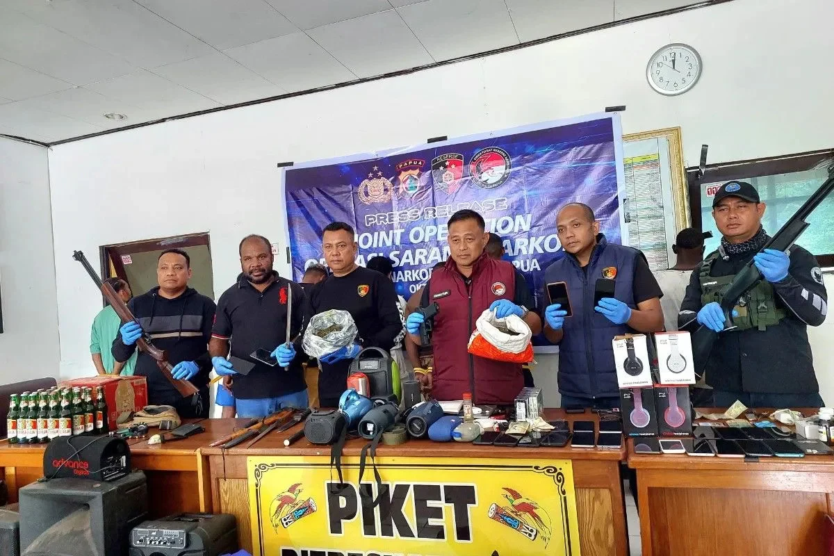 TINDAK KEJAHATAN LINTAS BATAS, TIM GABUNGAN POLDA PAPUA DAN BNNP SITA 10 KG GANJA, SENJATA API, SERTA AMANKAN 6 WNA PAPUA NUGINI DALAM OPERASI SARANG NARKOBA