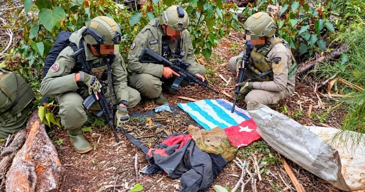 UNGKAP SEMBUNYI BUNKER KKB DI INTAN JAYA, SATGAS DAMAI CARTENZ SITA 559 SELONGSONG PELURU DAN KOMPONEN SENJATA API