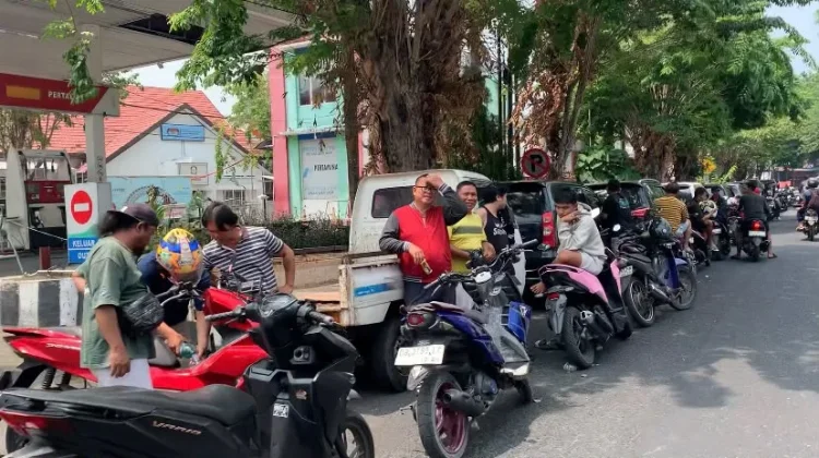 ANTREAN PERTALITE DI MANADO MEMBLUDAK HINGGA MASUK GANG PERUMAHAN, WARGA MENGELUH WAKTU TERBUANG SIA-SIA